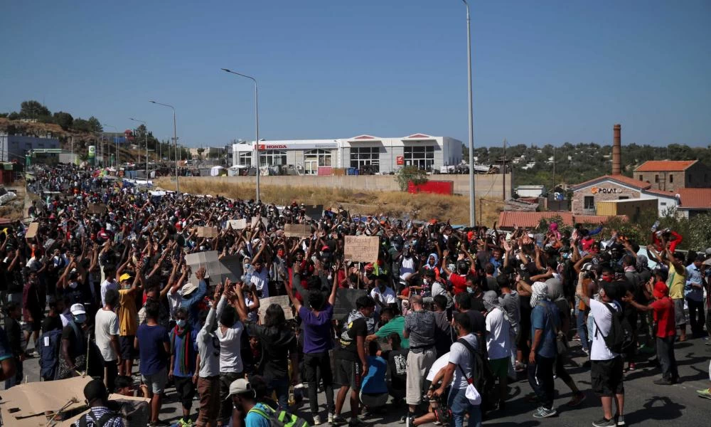 Μυτιλήνη: Αφγανοί πρόσφυγες διαδήλωσαν κατά των Ταλιμπάν με μουσικές και συνθήματα